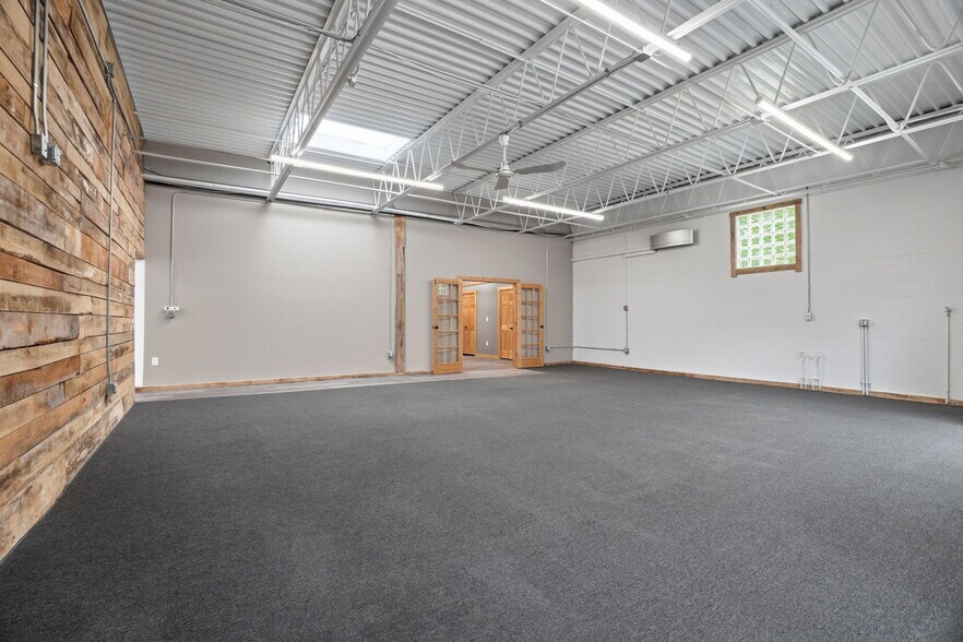 More Photos Of 16821 Park Circle Dr, Chagrin Falls Office For Sale