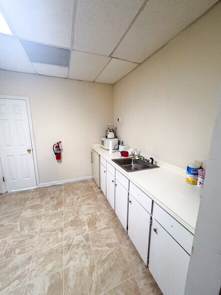 More Photos Of 890 Johnnie Dodds Blvd, Mount Pleasant Office For Lease