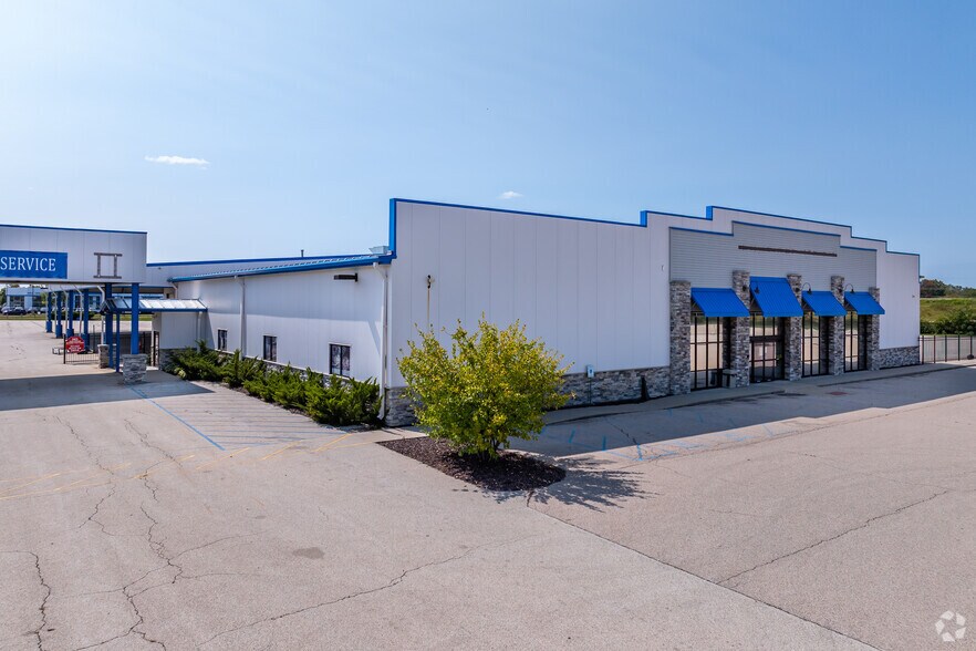 More Photos Of 800 E Green Bay Ave, Saukville Auto Dealership For Lease