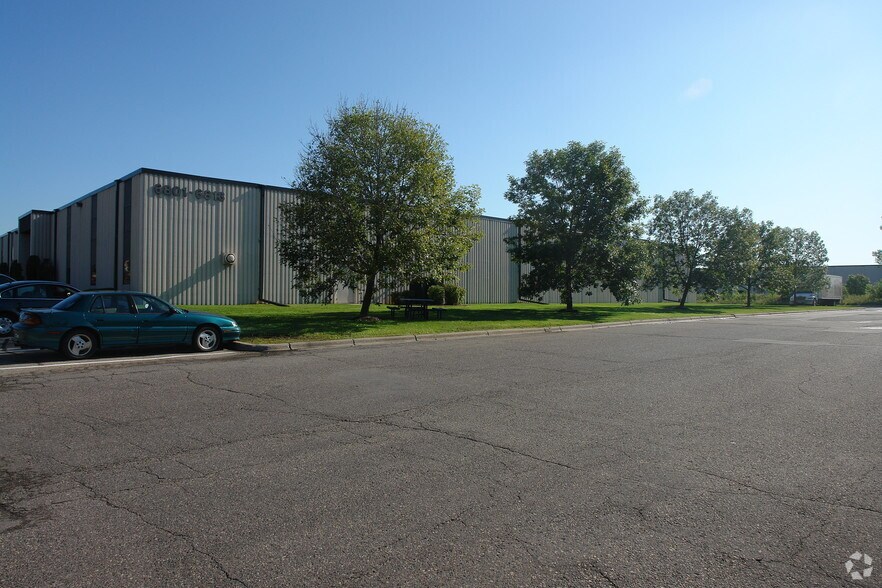 More Photos Of 6801-6813 Shady Oak Rd, Eden Prairie Distribution For Lease