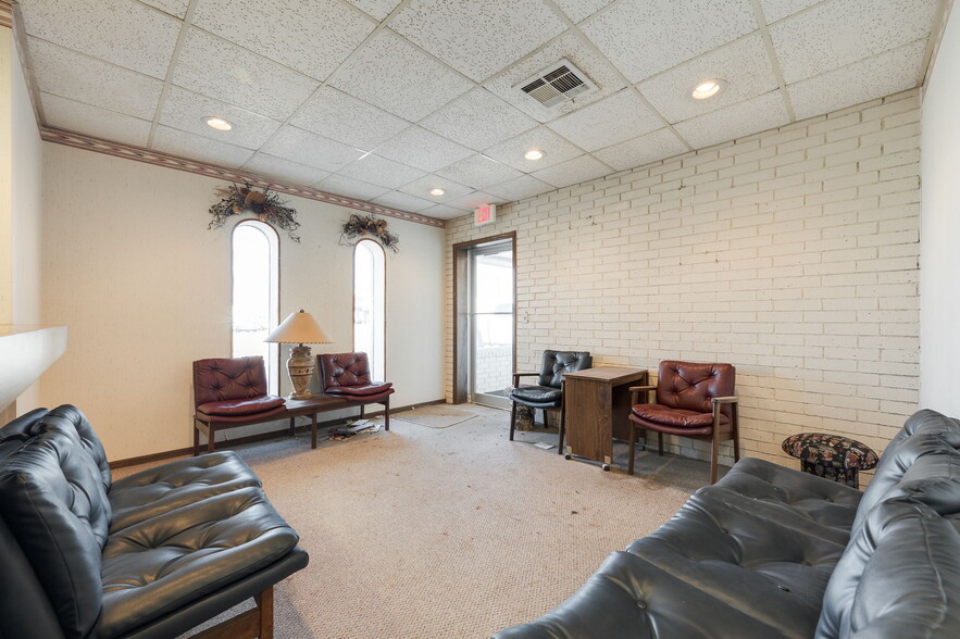 More Photos Of 2812-2816 W Hefner Rd, Oklahoma City Office For Lease