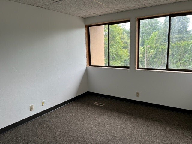 More Photos Of 678 Country Club Rd, Eugene Office For Sale