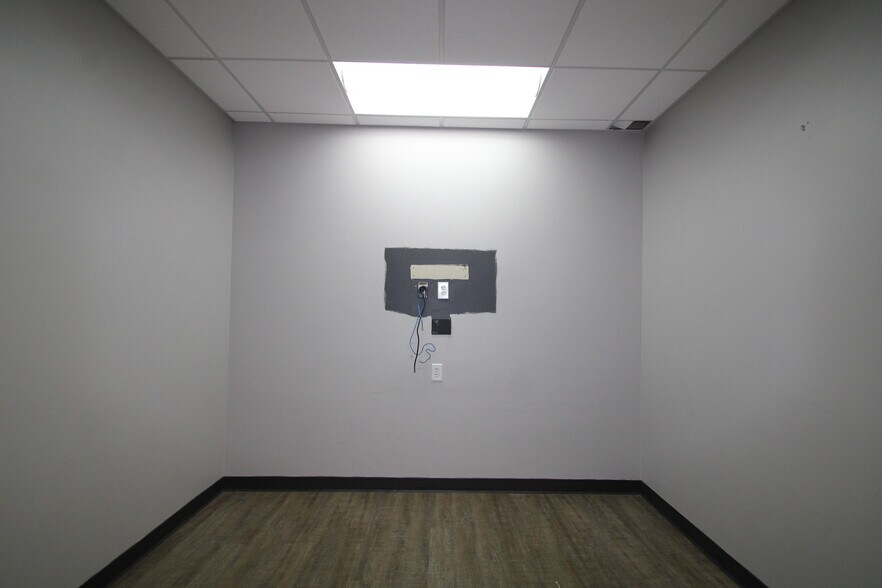 More Photos Of 9911 Shelbyville Rd, Louisville Office For Sale