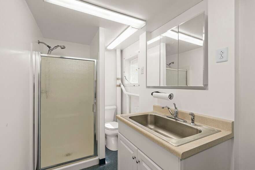 More Photos Of 916 Center St, San Carlos Warehouse For Sale