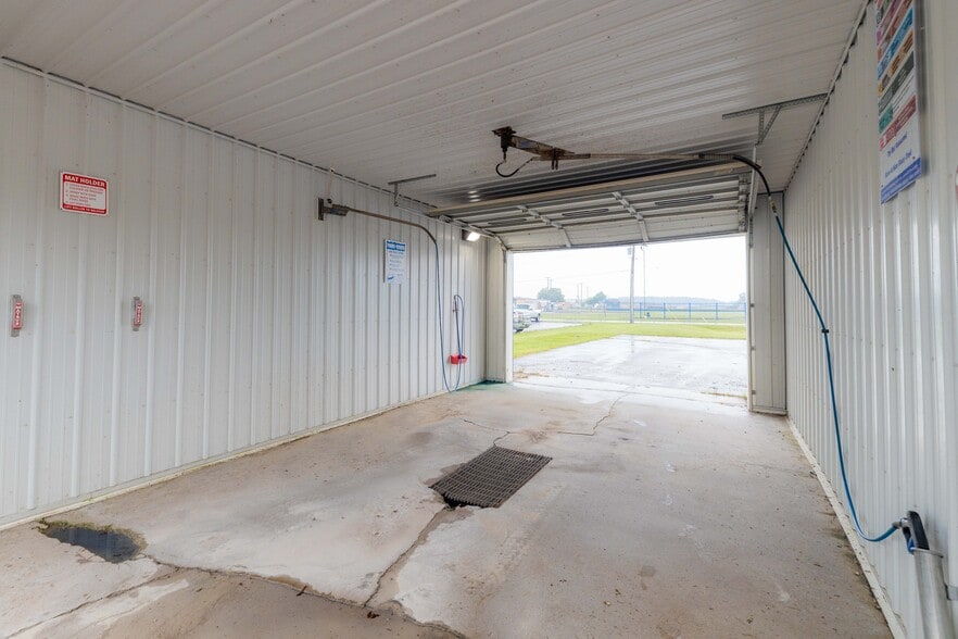 More Photos Of 3181 Lewis Ave, Ida Carwash For Sale