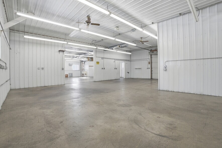 More Photos Of 15652 200th St, Hutchinson Flex For Lease