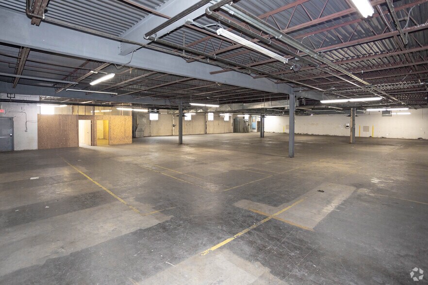 More Photos Of 11 E 2nd St, Mineola Warehouse For Lease