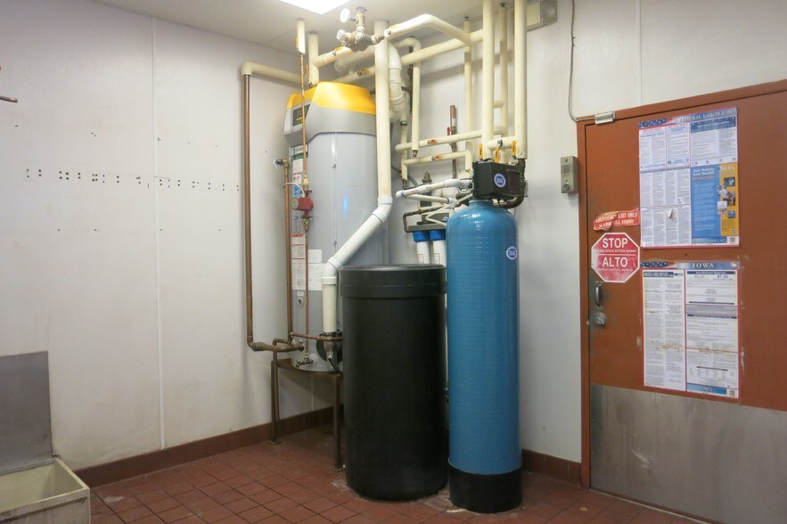 More Photos Of 1901 Hamilton Blvd, Sioux City General Retail For Sale