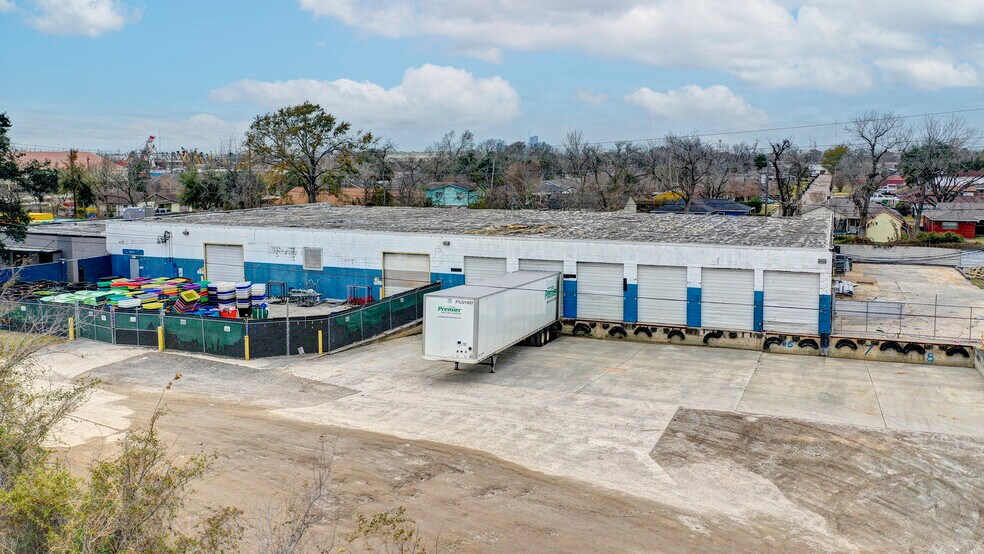 More Photos Of 3635 Trailmobile Dr, Houston Warehouse For Sale