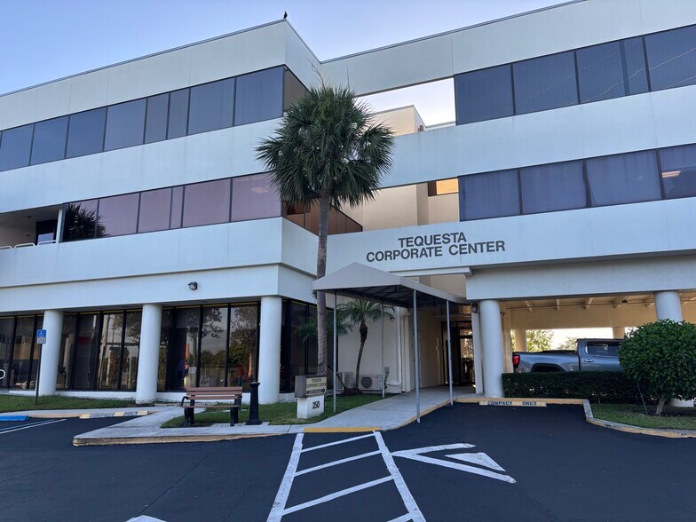 More Photos Of 250 Tequesta Dr, Tequesta Office For Lease