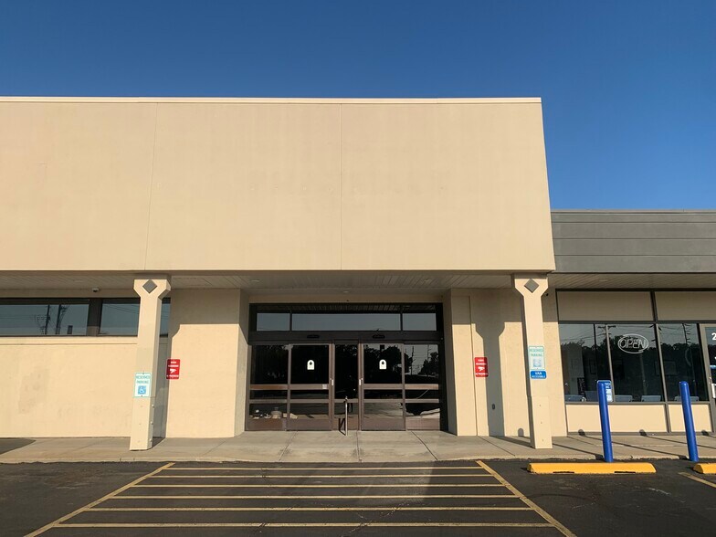 2915 SW Gage Blvd, Topeka, KS 66614 Retail For Lease