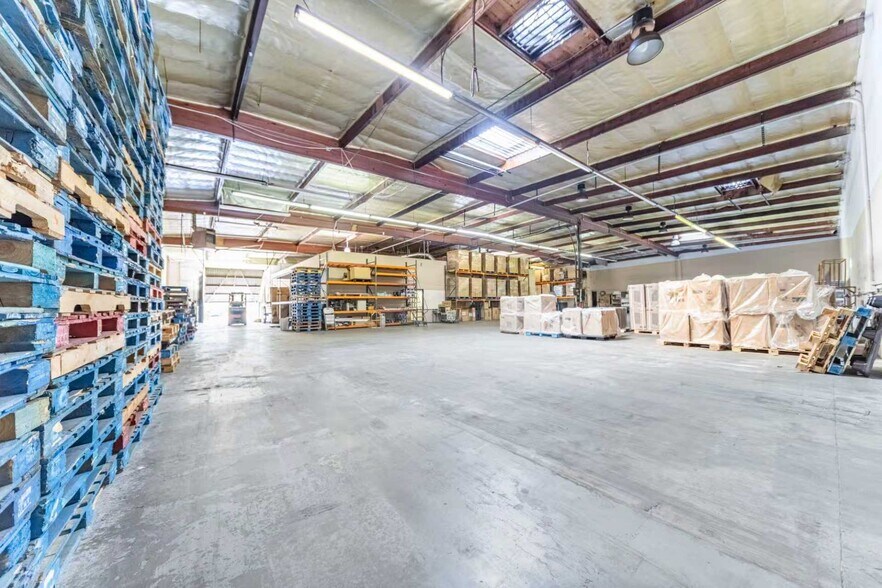 More Photos Of 215 W 134th St, Los Angeles Warehouse For Lease
