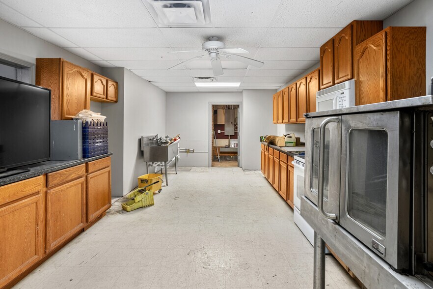 More Photos Of 101 W Laurel Ave, Damascus General Retail For Sale