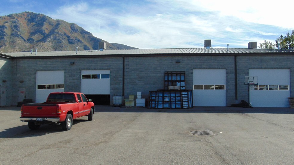 More Photos Of 1195 N Spring Creek Pl, Springville Showroom For Lease