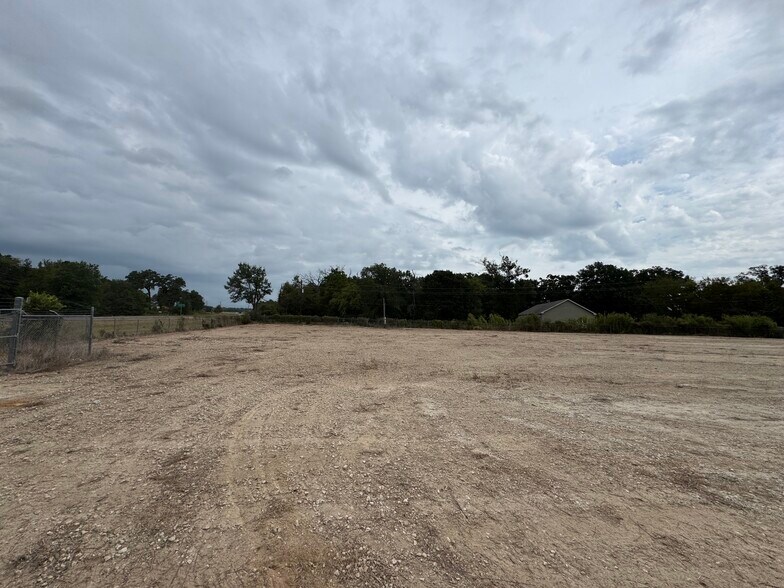 More Photos Of 9182 S US Highway 79, Palestine Service For Lease