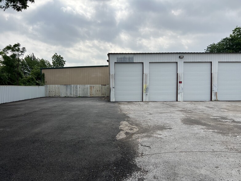 More Photos Of 11506 Newberry St, Dallas Flex For Lease