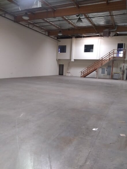 More Photos Of 4483 McGrath St, Ventura Service For Lease