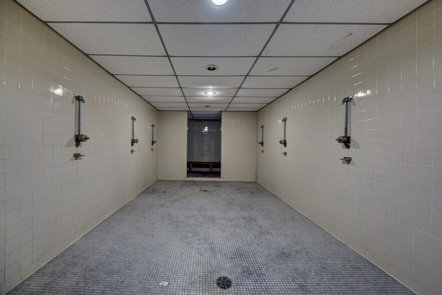 More Photos Of 1901 Longwood Dr, Brenham Manufacturing For Sale