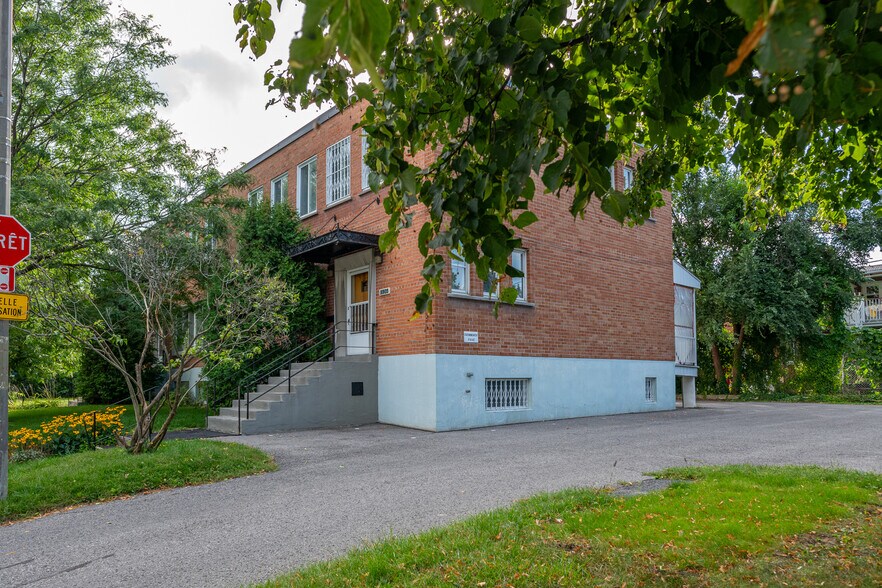 More Photos Of 3505 rue Bagot, Montréal Office For Sale