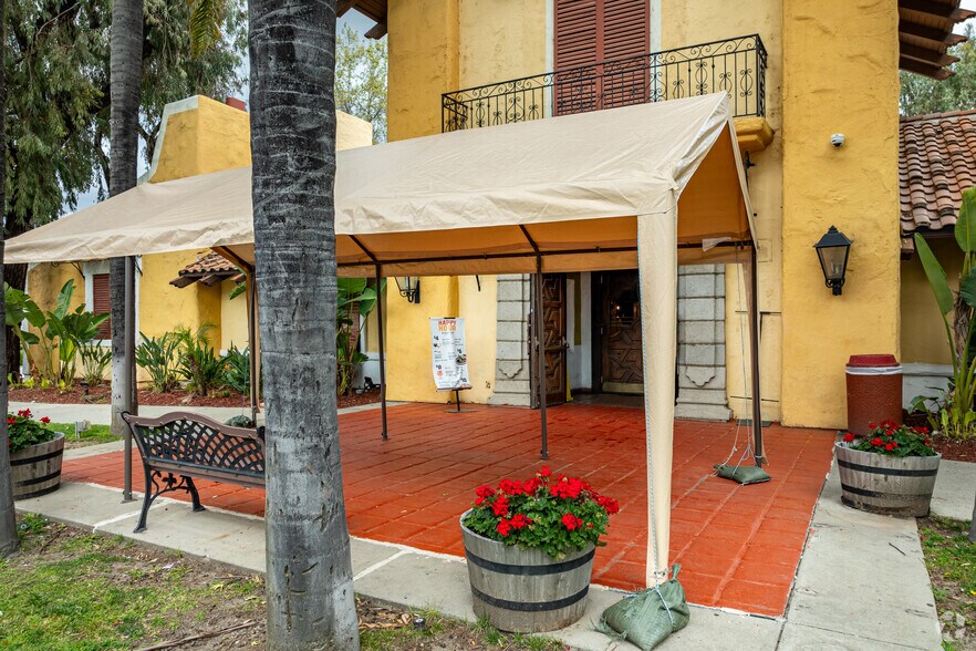 More Photos Of 6040 Canoga Ave, Woodland Hills Restaurant For Lease