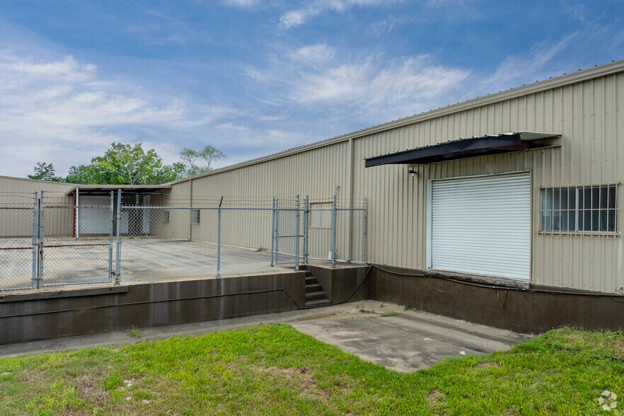 More Photos Of 7002 Bissell Rd, Manvel Manufacturing For Sale