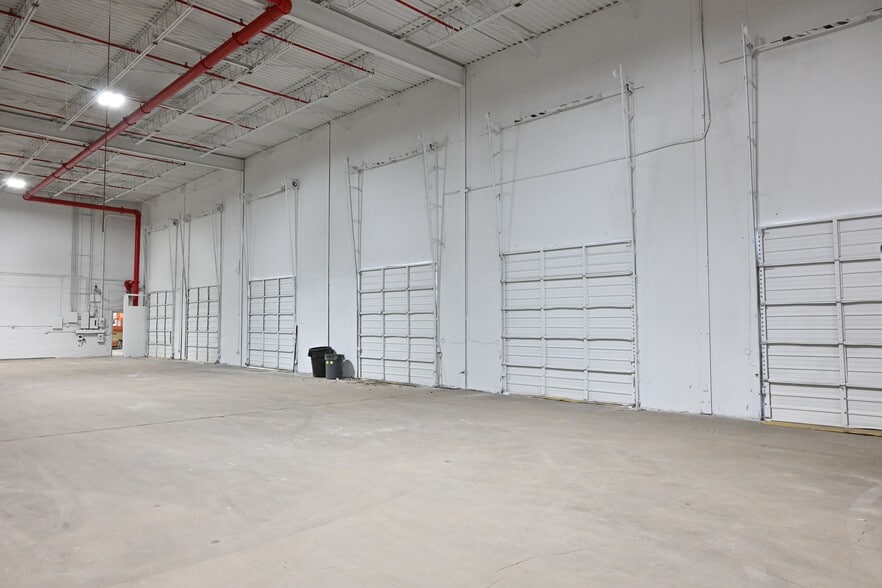 More Photos Of 1709-1769 Latham St, Memphis Distribution For Sale
