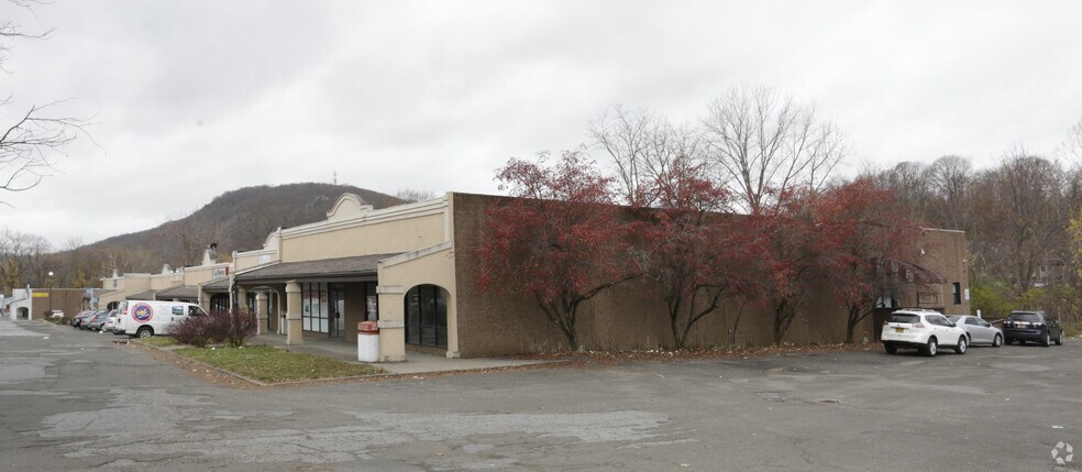 More Photos Of 136 Lake St, Newburgh Storefront For Lease