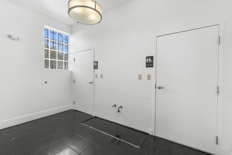 More Photos Of 939 N Magnolia Ave, Ocala Freestanding For Sale