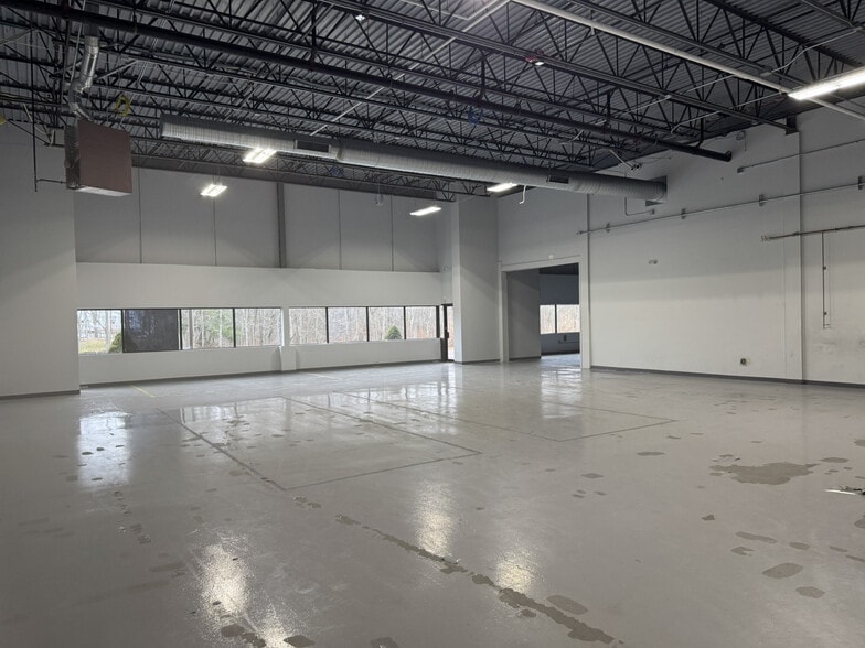 More Photos Of 250 Nutmeg Rd S, South Windsor Warehouse For Sale