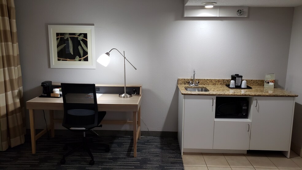More Photos Of 1301 W Bond Cir, Lincoln Hotel For Sale
