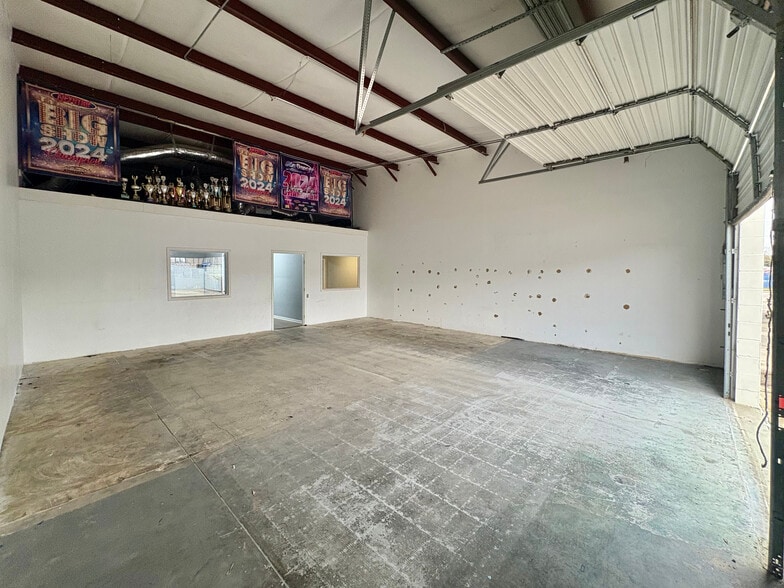 More Photos Of 5411 Brookglen Dr, Houston Warehouse For Lease