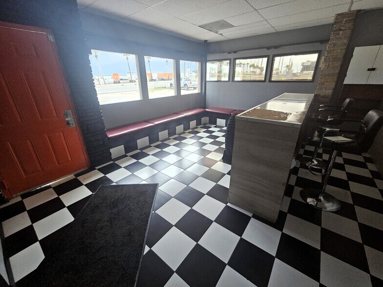 More Photos Of 15217 US 301, Dade City Office For Sale