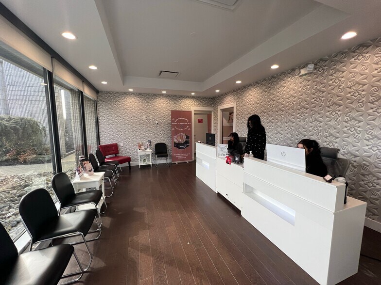 More Photos Of 185-205 Froehlich Farm Blvd, Woodbury Medical For Lease