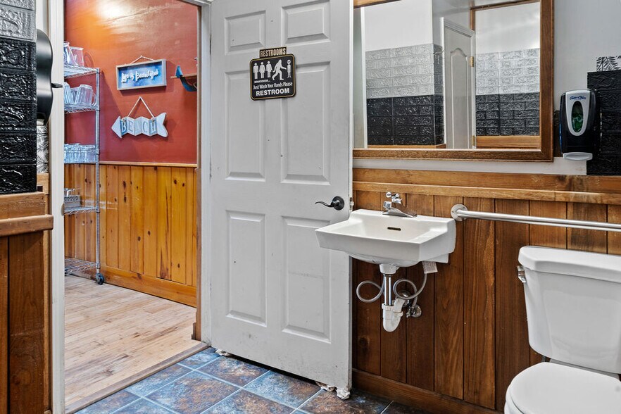 More Photos Of 6425 Pacific Ave, Cloverdale General Retail For Sale