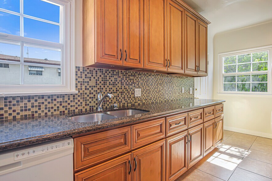 More Photos Of 1074 S Genesee Ave, Los Angeles Apartments For Sale