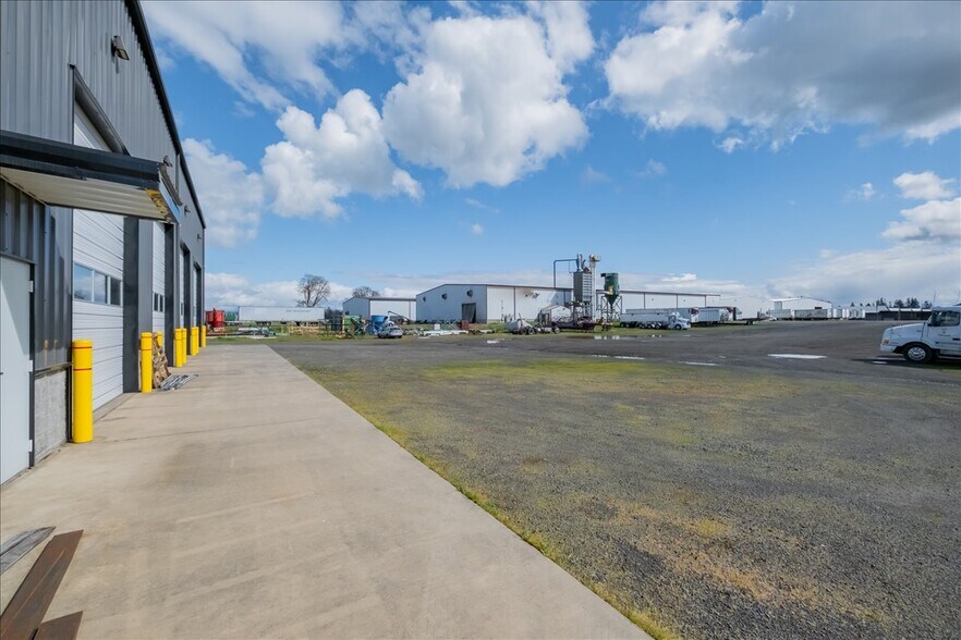 More Photos Of 6011 Grinde Ln NE, Silverton Flex For Lease