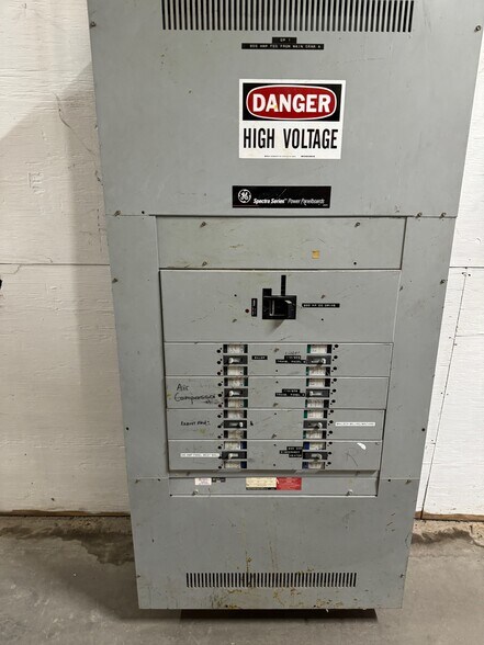 More Photos Of 1090 Shamrock Ave, Landrum Distribution For Sale