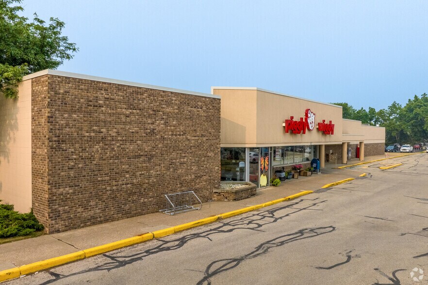 More Photos Of 106 W Oak St, Boscobel Supermarket For Sale