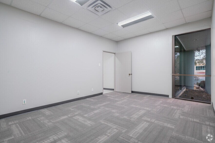 More Photos Of 12661-12679 Silicon Dr, San Antonio Light Distribution For Lease