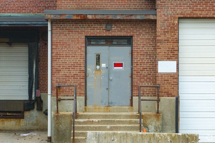 More Photos Of 22 Pratt St, Allston Warehouse For Lease