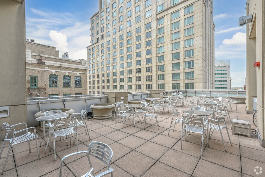 More Photos Of 40 Monument Cir, Indianapolis Office For Sale