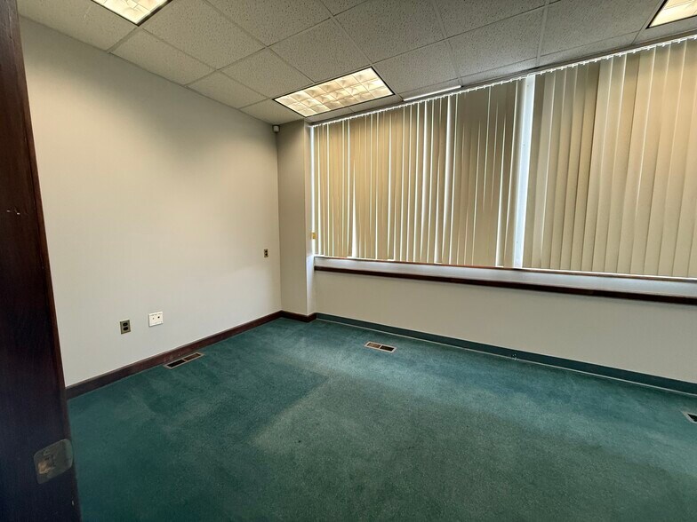 More Photos Of 750-758 S Monroe St, Monroe Office For Sale