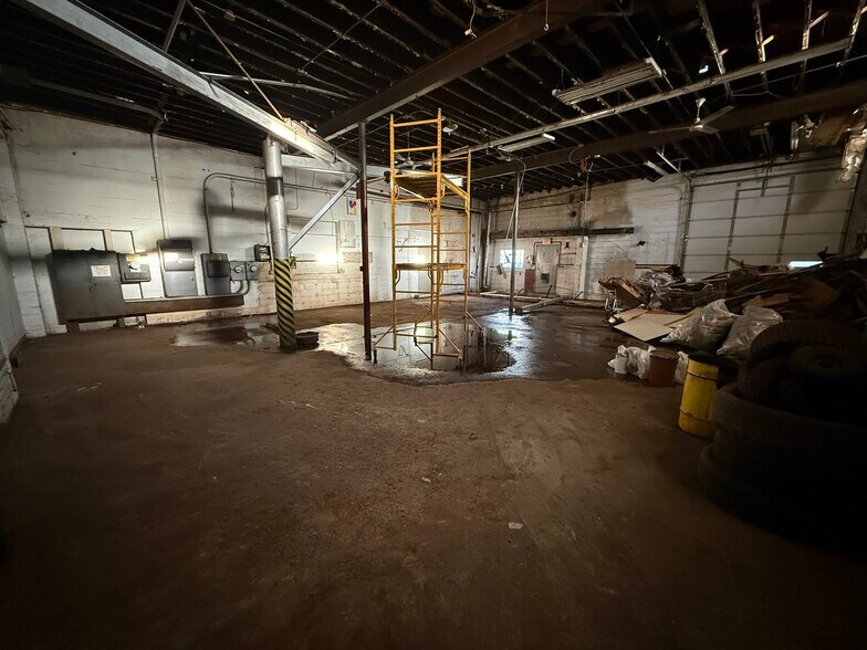 More Photos Of Barron Blvd, Grayslake Warehouse For Lease