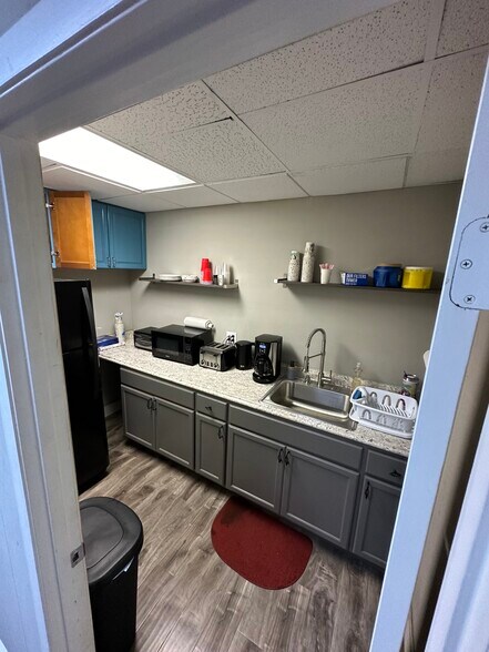 More Photos Of 4331 N Dixie Hwy, Boca Raton Light Distribution For Lease