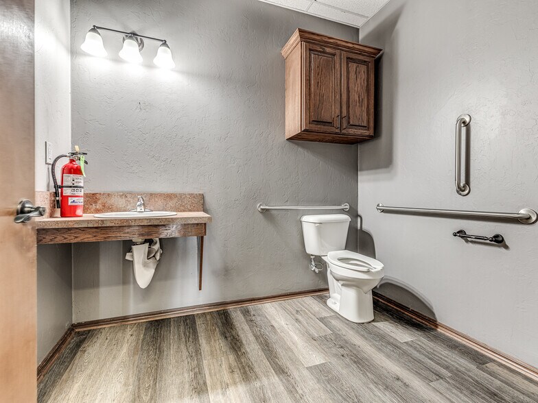 More Photos Of 4900 S Rockwell St, Oklahoma City Warehouse For Lease