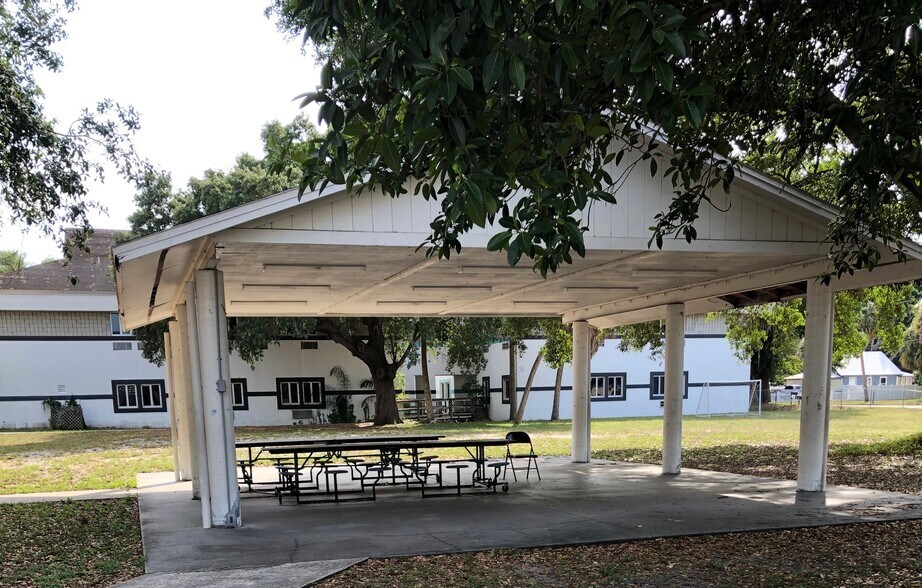 More Photos Of 940 Tarpon St, Fort Myers Schools For Lease