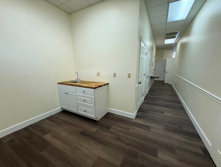 More Photos Of 104 La Costa Ln, Daytona Beach Office Residential For Lease