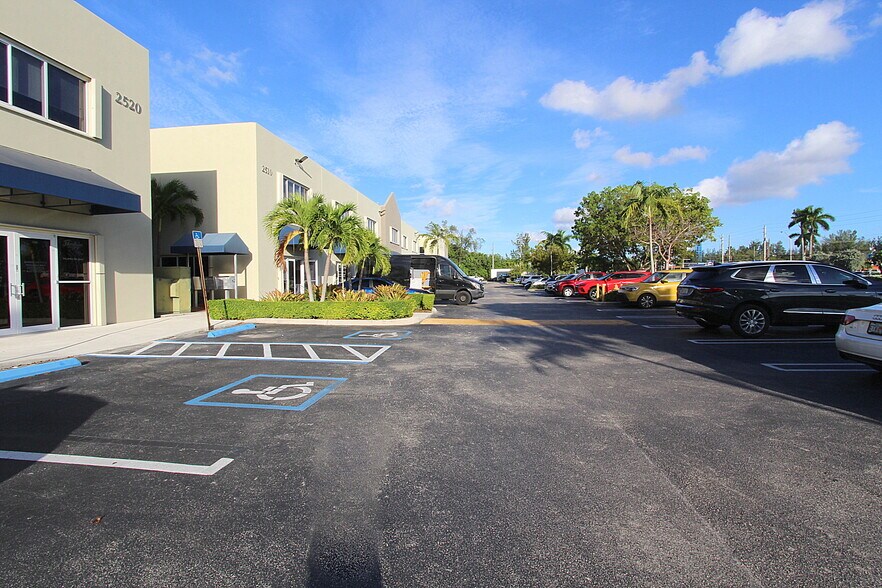 More Photos Of 2520 NW 97th Ave, Doral Showroom For Lease