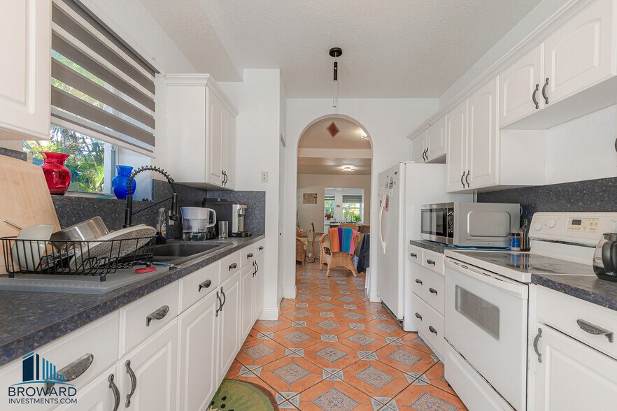 More Photos Of 330 SW 20th St, Fort Lauderdale Multifamily For Sale