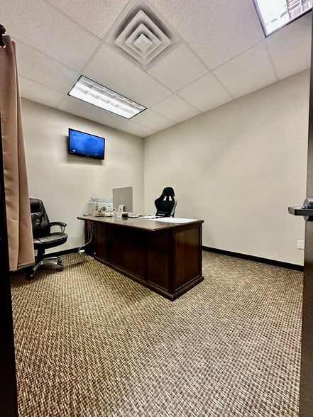 More Photos Of 602 US Highway 385 N, Seminole Flex For Sale